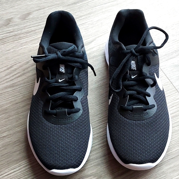 Nike Shoes - Nike black white tennis shoes 8w